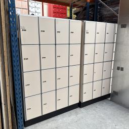 - partij 16-deurs Aestic houten lockers (2)