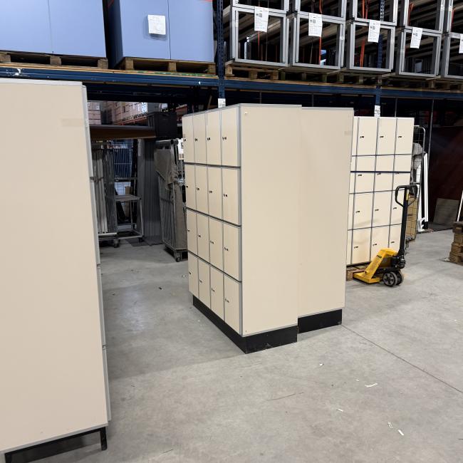  - partij 16-deurs Aestic houten lockers (5)