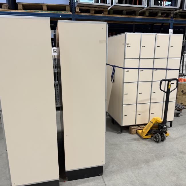  - partij 16-deurs Aestic houten lockers (7)