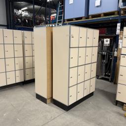 - partij 16-deurs Aestic houten lockers (8)