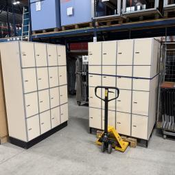  - partij 16-deurs Aestic houten lockers (9)