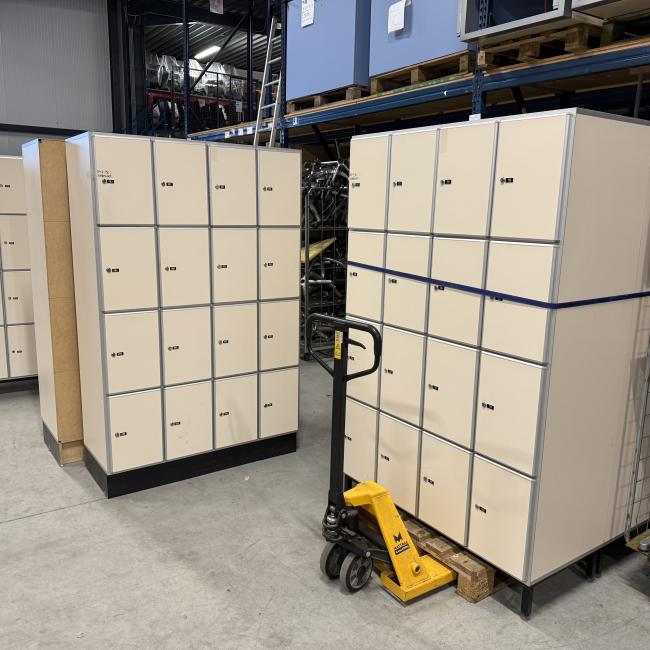  - partij 16-deurs Aestic houten lockers (10)