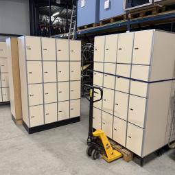  - partij 16-deurs Aestic houten lockers (10)
