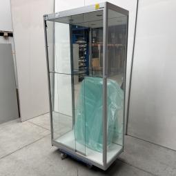  - 1x grote nette Siletsy vitrinekast met glazen schuifdeuren en glazen schappen (1)