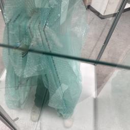  - 1x grote nette Siletsy vitrinekast met glazen schuifdeuren en glazen schappen (7)