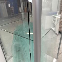  - 1x grote nette Siletsy vitrinekast met glazen schuifdeuren en glazen schappen (8)