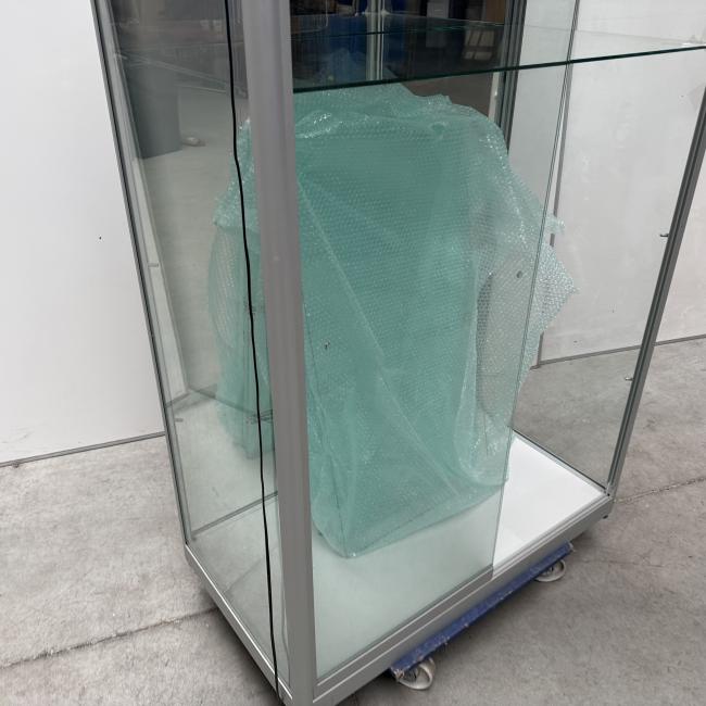  - 1x grote nette Siletsy vitrinekast met glazen schuifdeuren en glazen schappen (9)