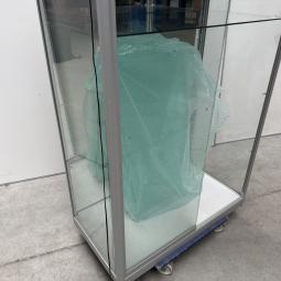  - 1x grote nette Siletsy vitrinekast met glazen schuifdeuren en glazen schappen (9)