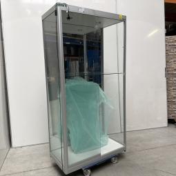  - 1x grote nette Siletsy vitrinekast met glazen schuifdeuren en glazen schappen (10)