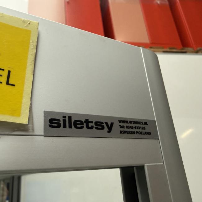  - 1x grote nette Siletsy vitrinekast met glazen schuifdeuren en glazen schappen (11)