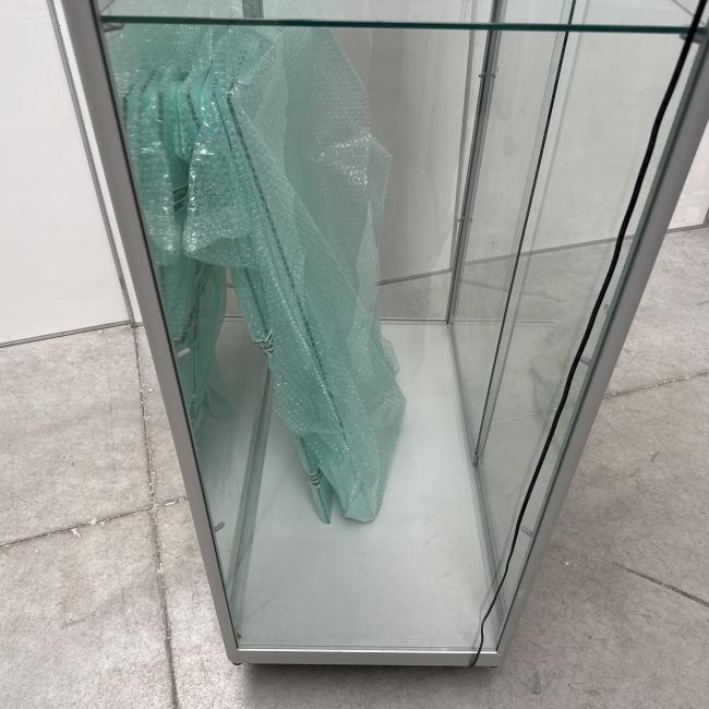  - 1x grote nette Siletsy vitrinekast met glazen schuifdeuren en glazen schappen (14)