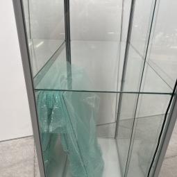  - 1x grote nette Siletsy vitrinekast met glazen schuifdeuren en glazen schappen (15)