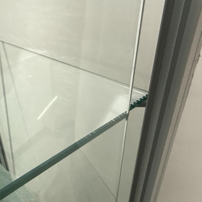  - 1x grote nette Siletsy vitrinekast met glazen schuifdeuren en glazen schappen (18)
