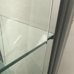  - 1x grote nette Siletsy vitrinekast met glazen schuifdeuren en glazen schappen (18)