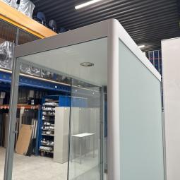  - 1x grote nette Siletsy vitrinekast met glazen schuifdeuren en glazen schappen (19)