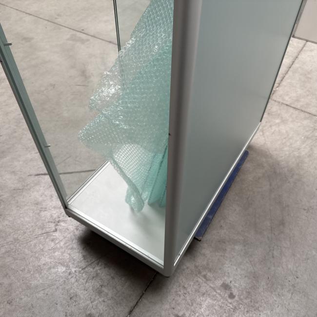  - 1x grote nette Siletsy vitrinekast met glazen schuifdeuren en glazen schappen (20)