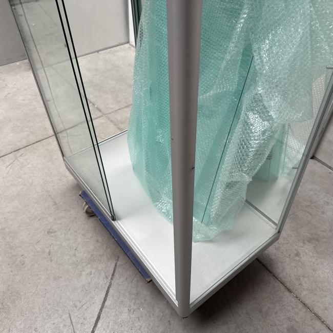  - 1x grote nette Siletsy vitrinekast met glazen schuifdeuren en glazen schappen (21)