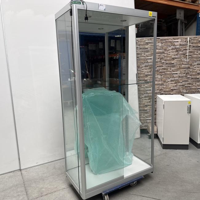  - 1x grote nette Siletsy vitrinekast met glazen schuifdeuren en glazen schappen (27)
