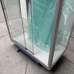  - 1x grote nette Siletsy vitrinekast met glazen schuifdeuren en glazen schappen (28)