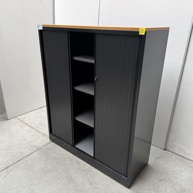  - ahrend 1x met en 1x zonder sleutel zwart beuken (3)