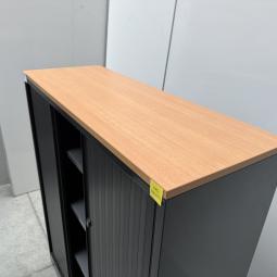  - ahrend 1x met en 1x zonder sleutel zwart beuken (4)