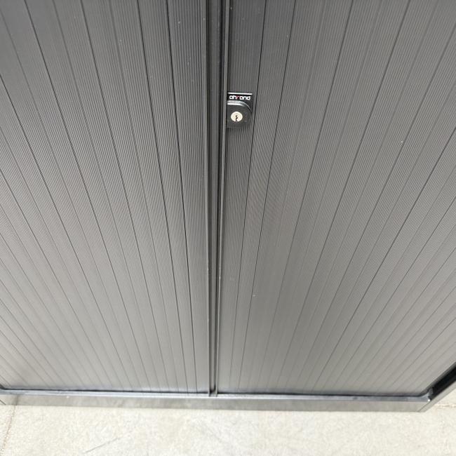  - ahrend 1x met en 1x zonder sleutel zwart beuken (13)