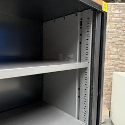  - ahrend 1x met en 1x zonder sleutel zwart beuken (18)