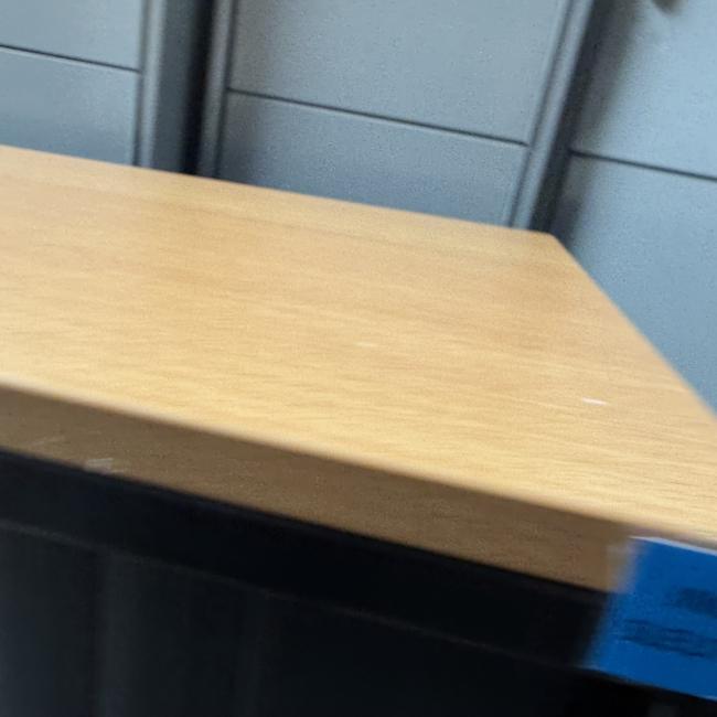  - ahrend 1x met en 1x zonder sleutel zwart beuken (26)