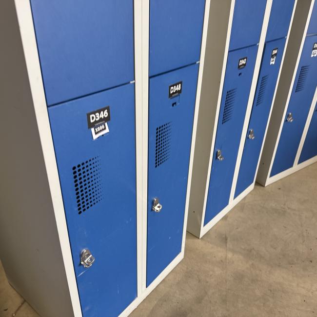  - partij 4-deurs - 2 soorten draaiknop of omlegslotje voor evt hangslot (15)