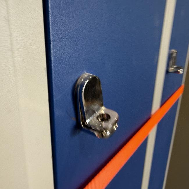  - partij 4-deurs - 2 soorten draaiknop of omlegslotje voor evt hangslot (23)