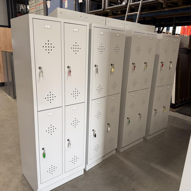  - 8x 4-deurs lichtgrijze metalen lockers in zeer nette staat met 2 sleutels per deur (2)