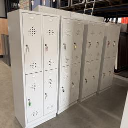  - 8x 4-deurs lichtgrijze metalen lockers in zeer nette staat met 2 sleutels per deur (2)