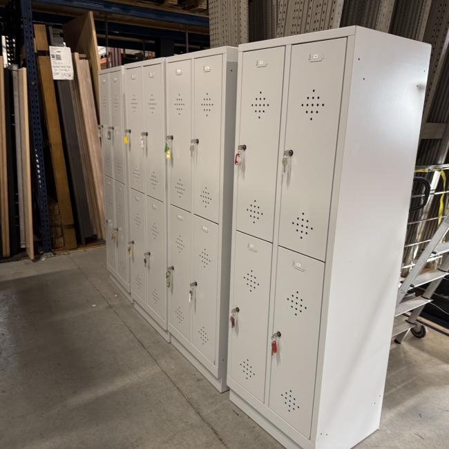  - 8x 4-deurs lichtgrijze metalen lockers in zeer nette staat met 2 sleutels per deur (3)