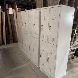 - 8x 4-deurs lichtgrijze metalen lockers in zeer nette staat met 2 sleutels per deur (3)