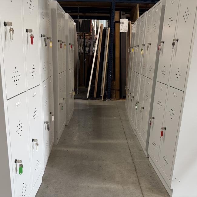  - 8x 4-deurs lichtgrijze metalen lockers in zeer nette staat met 2 sleutels per deur (4)