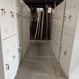  - 8x 4-deurs lichtgrijze metalen lockers in zeer nette staat met 2 sleutels per deur (4)