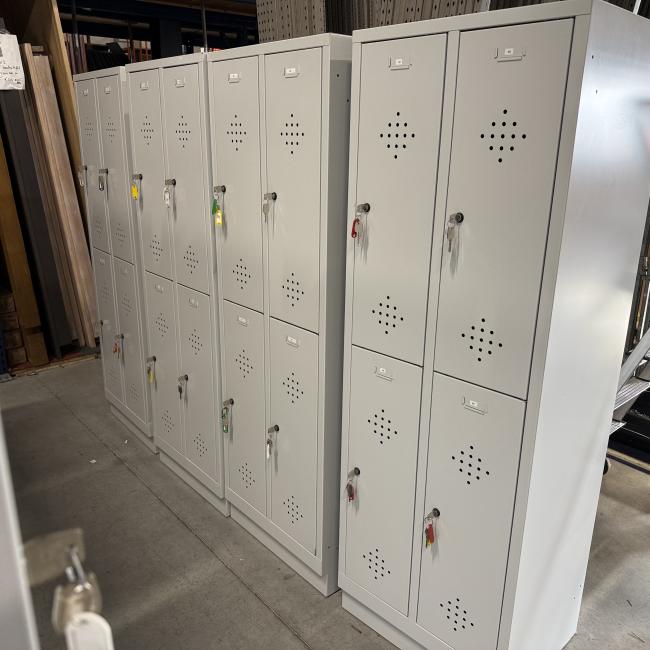  - 8x 4-deurs lichtgrijze metalen lockers in zeer nette staat met 2 sleutels per deur (5)
