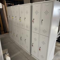  - 8x 4-deurs lichtgrijze metalen lockers in zeer nette staat met 2 sleutels per deur (5)