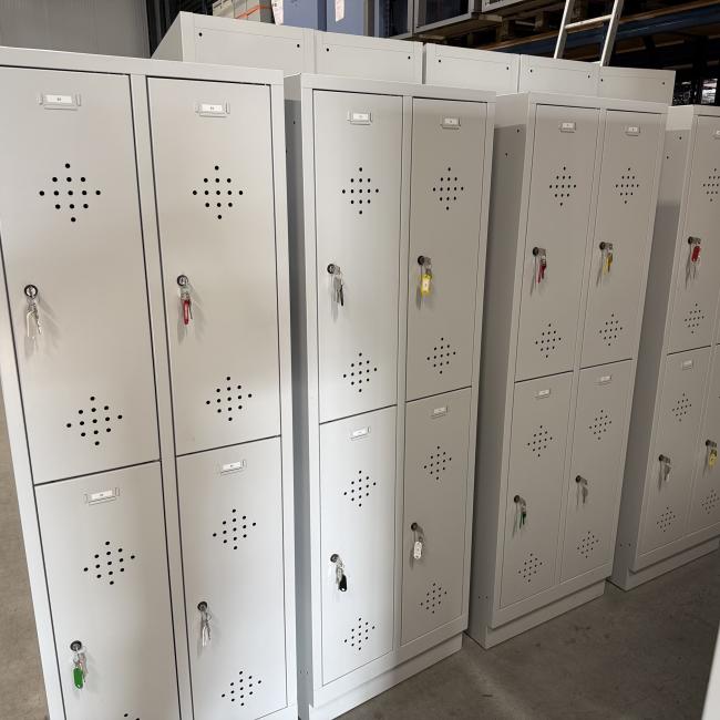  - 8x 4-deurs lichtgrijze metalen lockers in zeer nette staat met 2 sleutels per deur (1)
