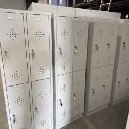  - 8x 4-deurs lichtgrijze metalen lockers in zeer nette staat met 2 sleutels per deur (1)