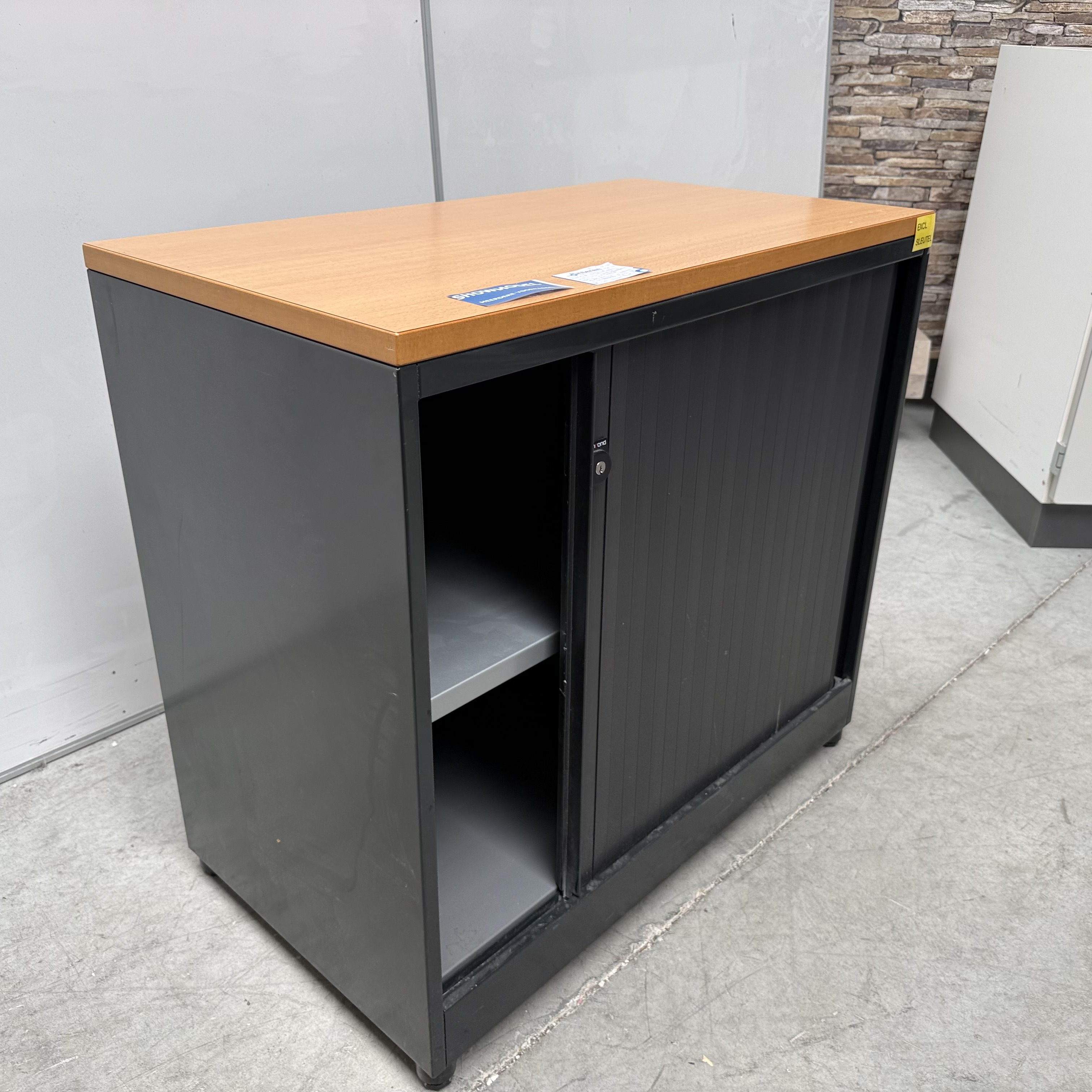  - ahrend zwart met ribbeldeur 4x met en 4x zonder sleutel (2)