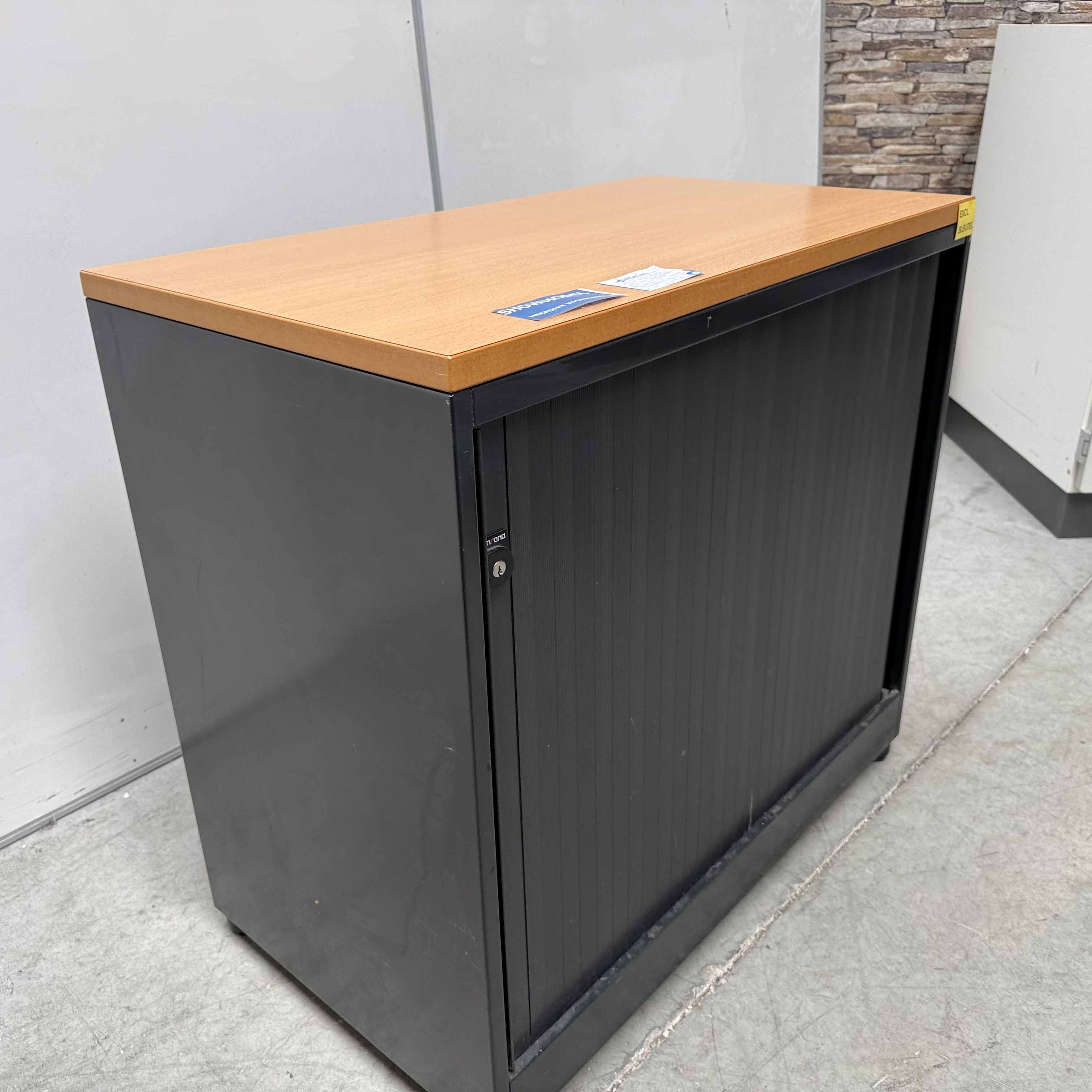  - ahrend zwart met ribbeldeur 4x met en 4x zonder sleutel (13)