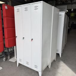  - partij 3-deurs industriele lockerkasten INTENSIEF GEBRUIKT met 1 sleutel per deur DIV SCHADES (3)