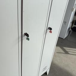  - partij 3-deurs industriele lockerkasten INTENSIEF GEBRUIKT met 1 sleutel per deur DIV SCHADES (5)