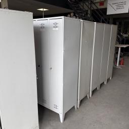  - partij 3-deurs industriele lockerkasten INTENSIEF GEBRUIKT met 1 sleutel per deur DIV SCHADES (9)