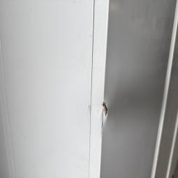  - partij 3-deurs industriele lockerkasten INTENSIEF GEBRUIKT met 1 sleutel per deur DIV SCHADES (10)
