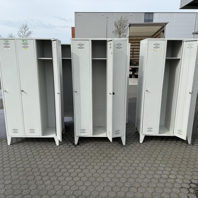  - partij 3-deurs industriele lockerkasten INTENSIEF GEBRUIKT met 1 sleutel per deur DIV SCHADES (12)