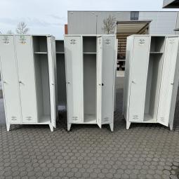  - partij 3-deurs industriele lockerkasten INTENSIEF GEBRUIKT met 1 sleutel per deur DIV SCHADES (12)