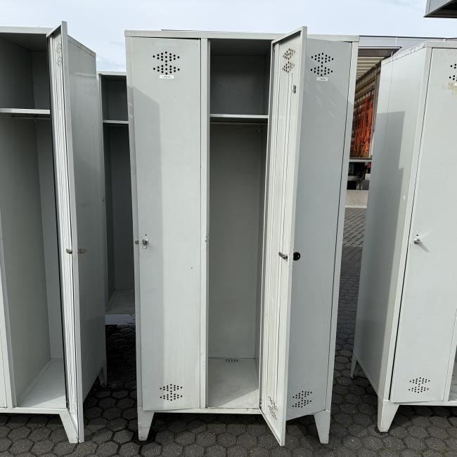  - partij 3-deurs industriele lockerkasten INTENSIEF GEBRUIKT met 1 sleutel per deur DIV SCHADES (13)