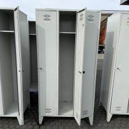  - partij 3-deurs industriele lockerkasten INTENSIEF GEBRUIKT met 1 sleutel per deur DIV SCHADES (13)